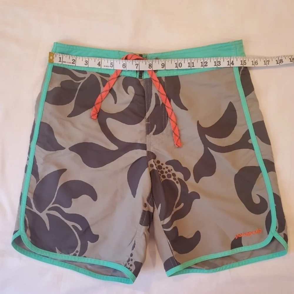 Patagonia Scallop Hem Wavefarer Board Shorts Size‎ 29 Gray Floral